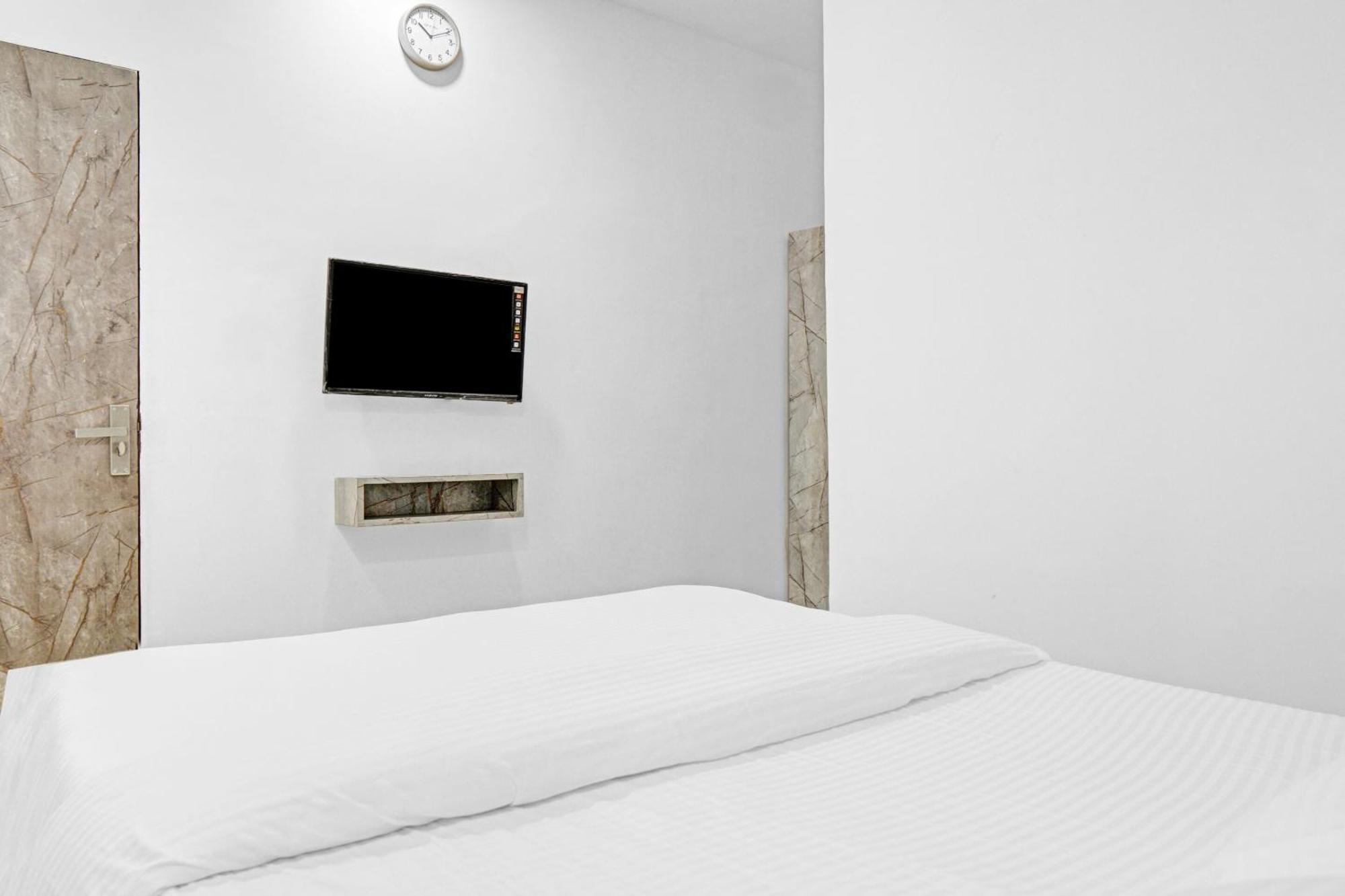Collection O Sigma Inn Surat Exterior photo
